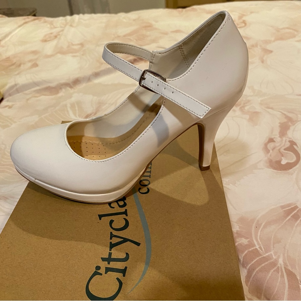 White pumps City Classified comfort